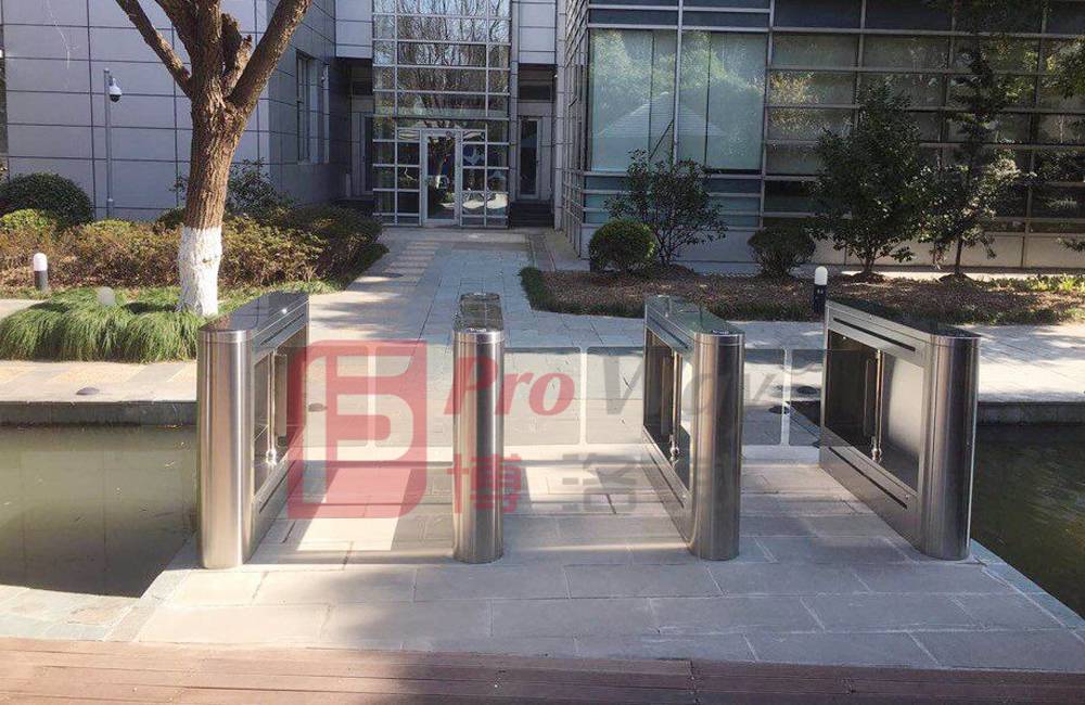 ��R��������